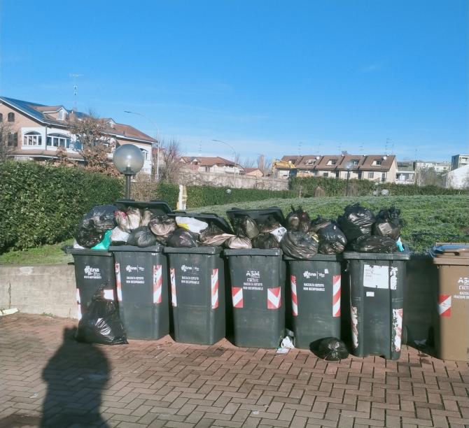 Bidoni rifiuti indifferenziato via Forlanini 2 Vercelli