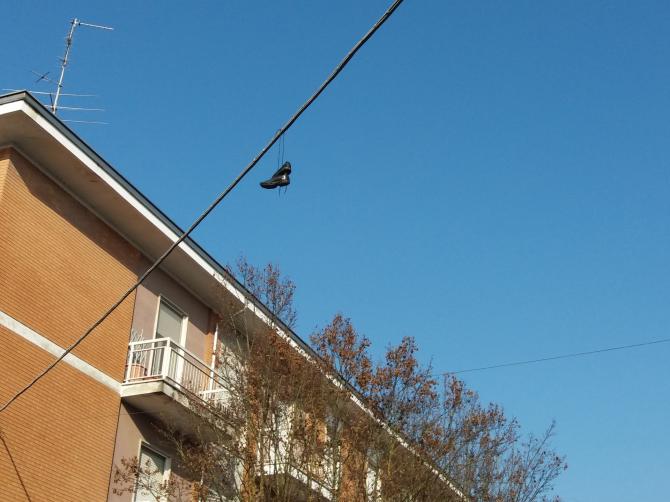 Trino scarpe appese ai fili