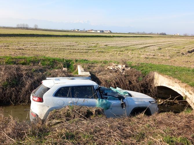 Lignana-Strada delle Grange: auto finisce in un cavo irriguo