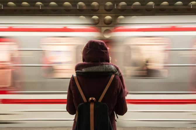 Ragazza in stazione