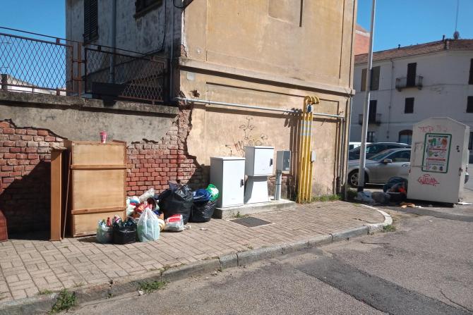 Via Alpi corso Gastaldi rifiuti abbandonati