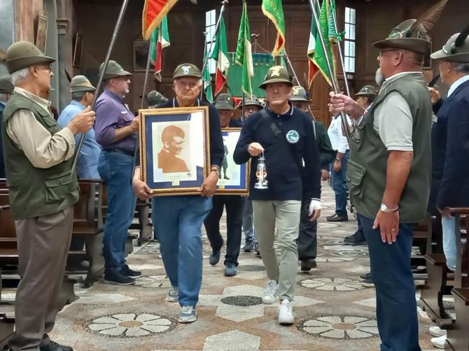 La reliquia del Beato don Pollo in dono al Gruppo alpini "Rotopio" di Robbio