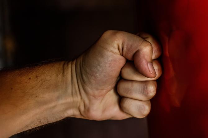 Pugno violenza