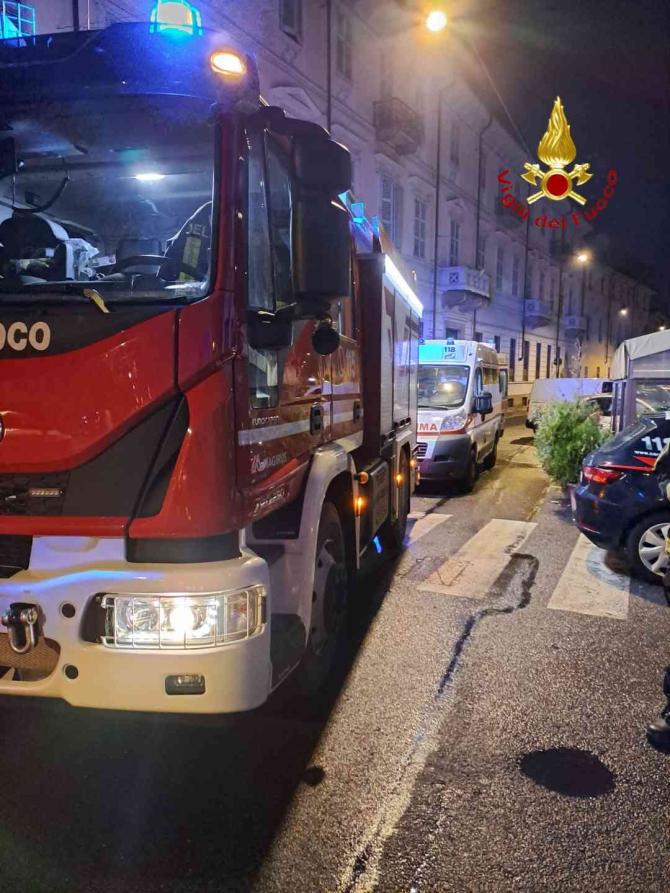Si sente male in casa e muore