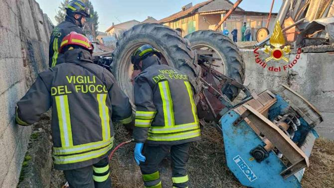 Pezzana: si ribalta col trattore, uomo in codice rosso