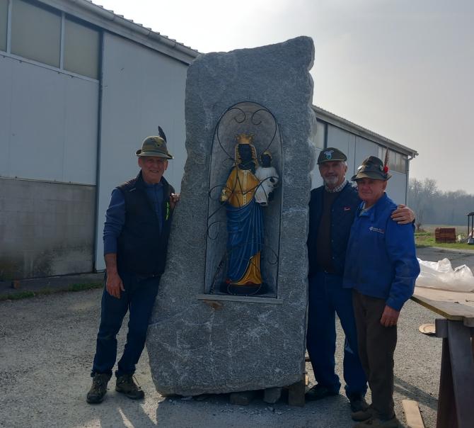 Nicchia scavata nella roccia accoglie la Madonna di Oropa