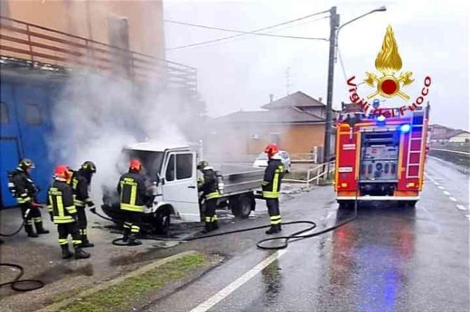 Furgone in fiamme a San Germano