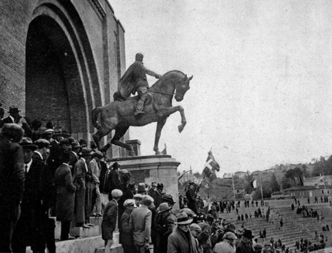 Il misterioso caso di Mussolini a cavallo nella sede della Pro Vercelli