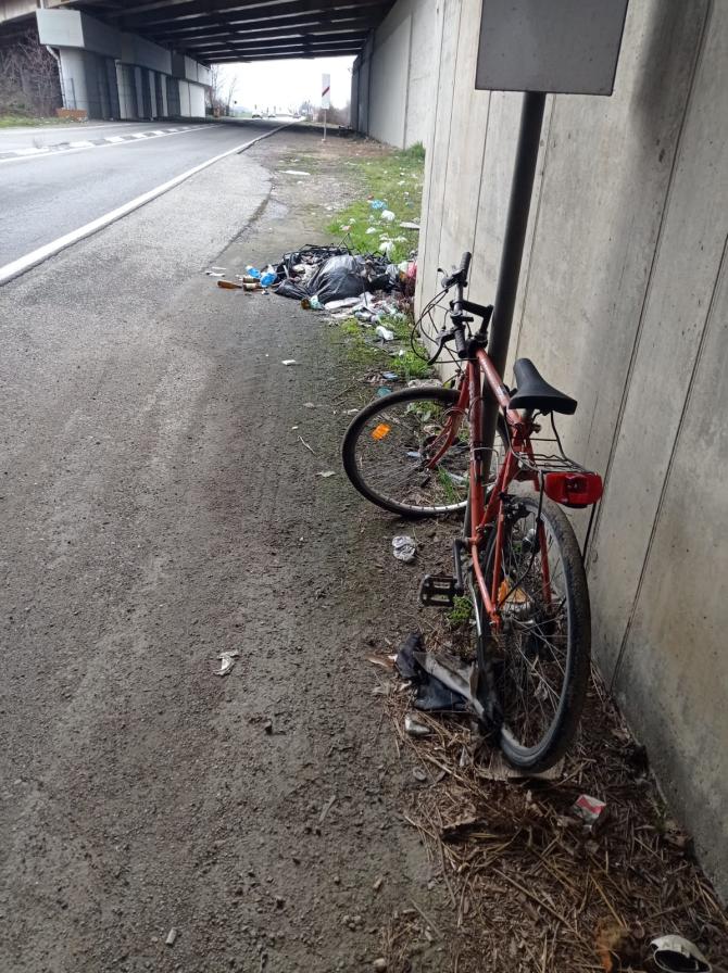 Strada Trossi rifiuti abbandonati