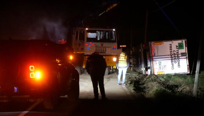 Strada Oldenico: camion si ribalta