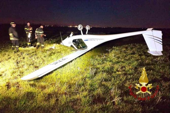 Incidente aereo: atterraggio di emergenza in un campo agricolo