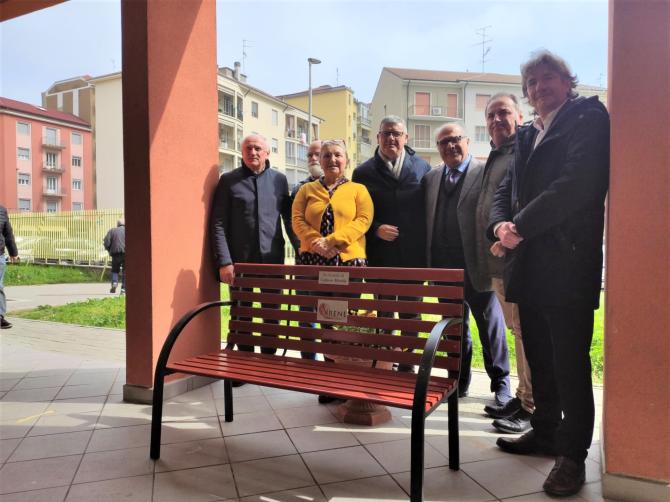 Vercelli: la prevenzione attraverso due panchine colorate