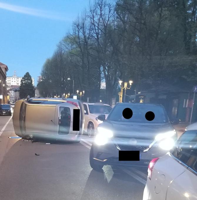 Vercelli: un'auto si capotta in via XX Settembre
