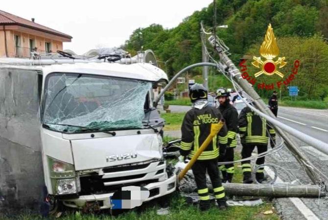 Con l’autocarro contro un palo a Valduggia
