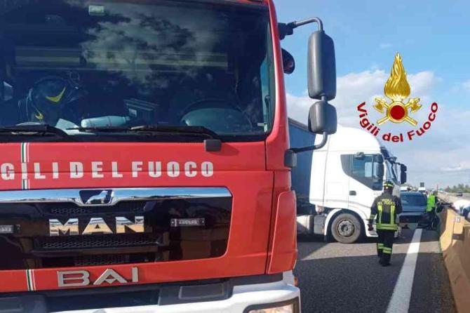 Incidente sulla A4  tra vettura e mezzo pesante