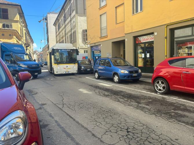 Via Dante: traffico bloccato
