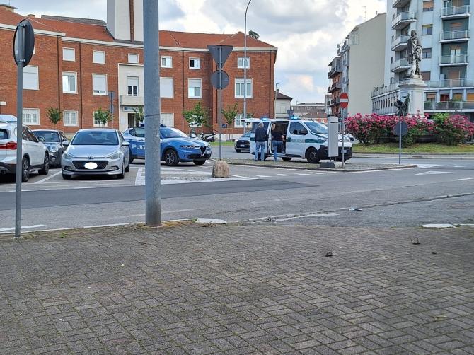 Donna investita in piazza Solferino