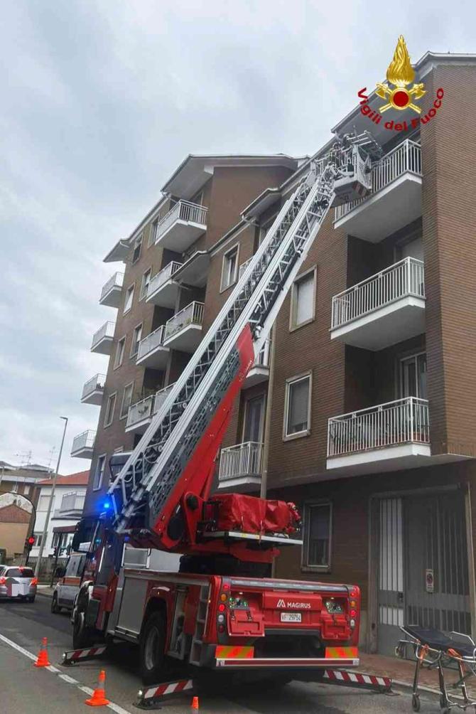 I Vigili del fuoco soccorrono una persona in via Massaua