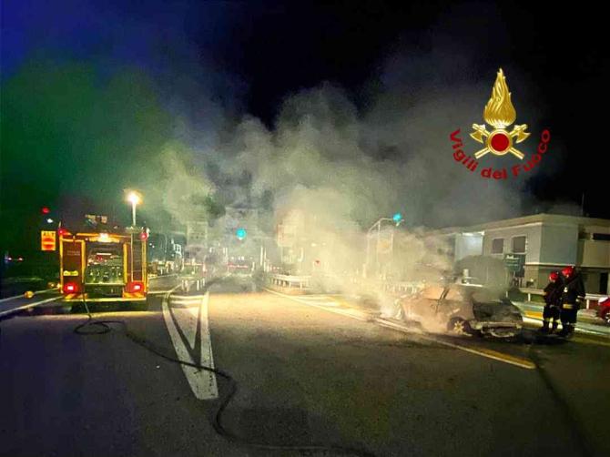 Vettura in fiamme a Carisio