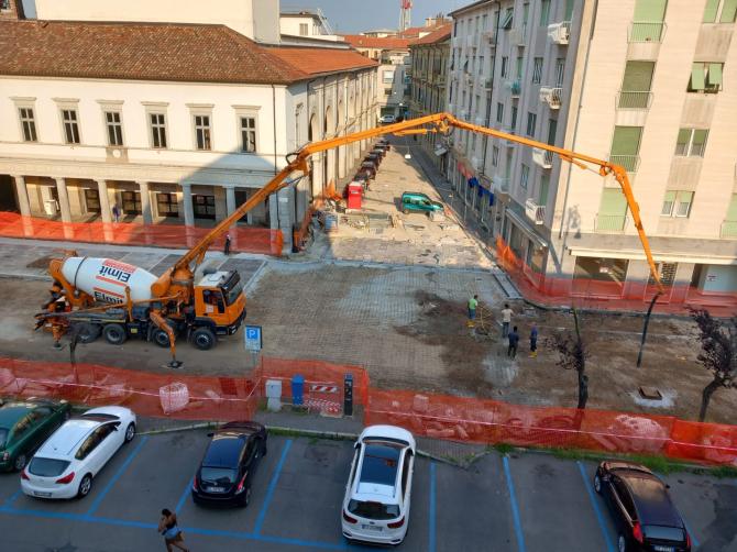 Una grossa betoniera in azione in piazza del Municipio