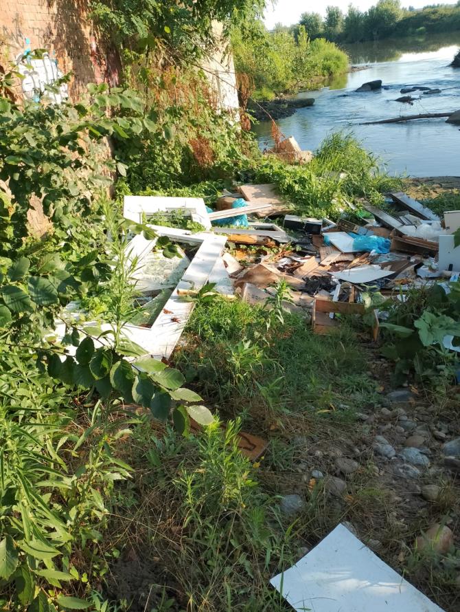Rifiuti ponte Sesia