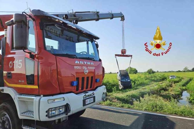 Macchina finisce in una roggia