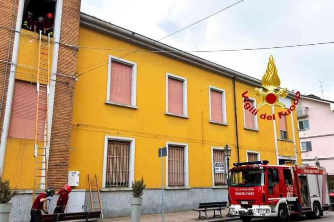 Santhià: cadono finestre in viale Vittoria