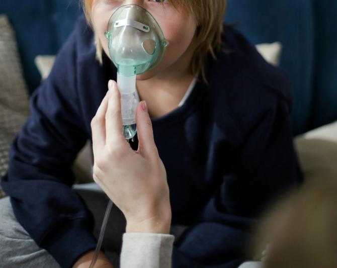 Bambino con maschera ossigeno