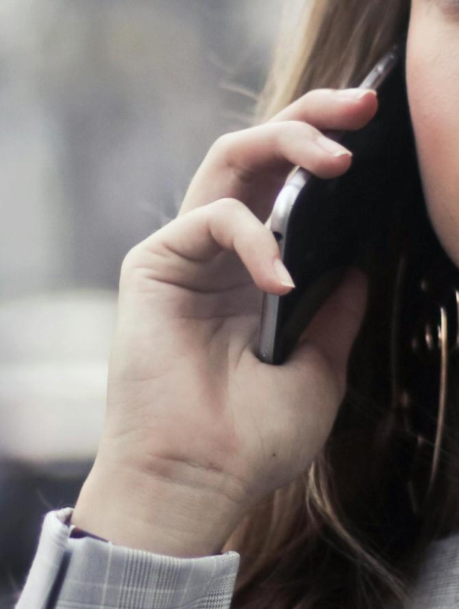 Donna al telefono