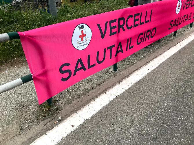 Il Giro “saluta” Vercelli 