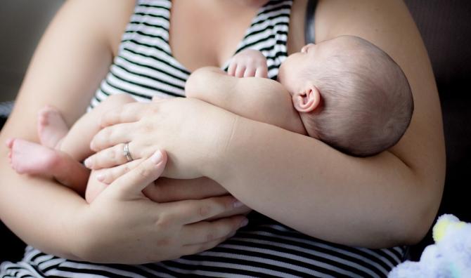 Mamma con bambino neonato