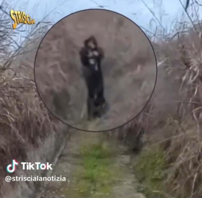Prarolo: spacciatore punta la pistola in faccia  a Brumotti