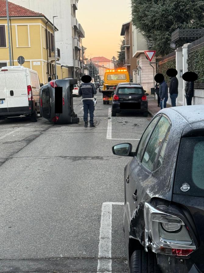 Un'auto si ribalta in via Rodi