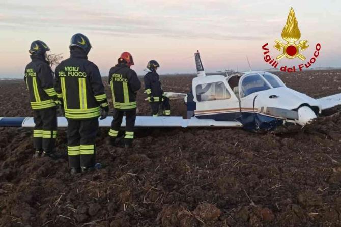 Ronsecco: velivolo in un campo