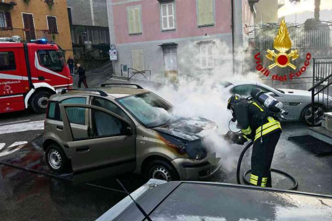 Varallo  incendio vettura