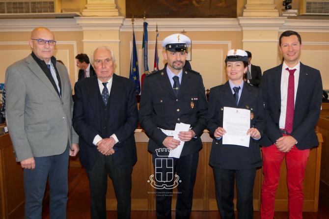 Vercelli: encomio a due agenti della Polizia municipale
