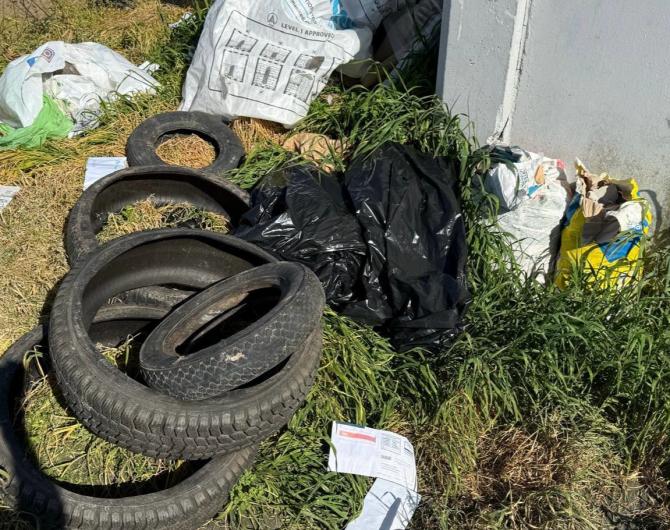 Vercelli: discarica rifiuti accanto al cimitero