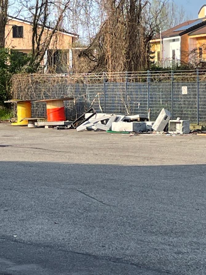 Parcheggio via Cantarana