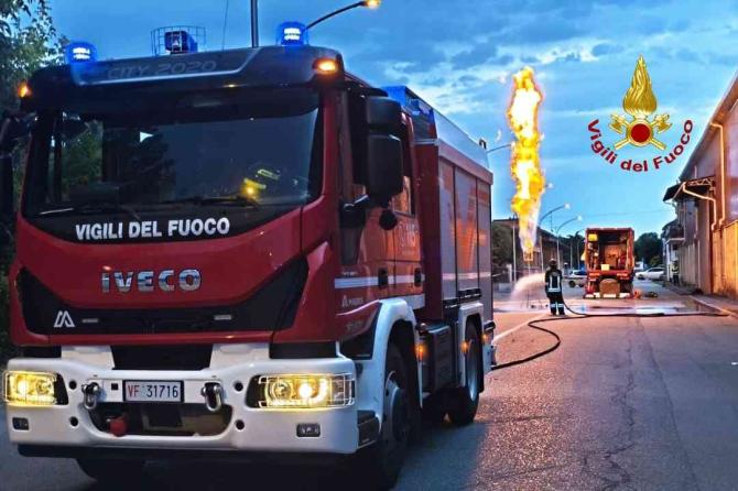 Serbatoio di un mezzo pesante da mettere in sicurezza: l’intervento dei Vigili del Fuoco