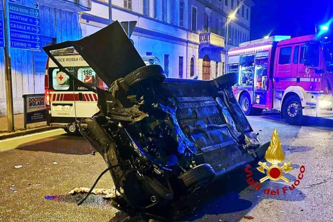 Auto si cappotta un corso Gastaldi