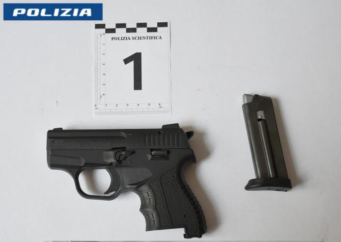La Polizia arresta e disarma un uomo