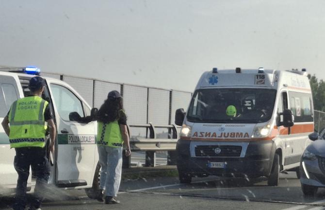 Un incidente sul cavalcavia di via Trino blocca il traffico