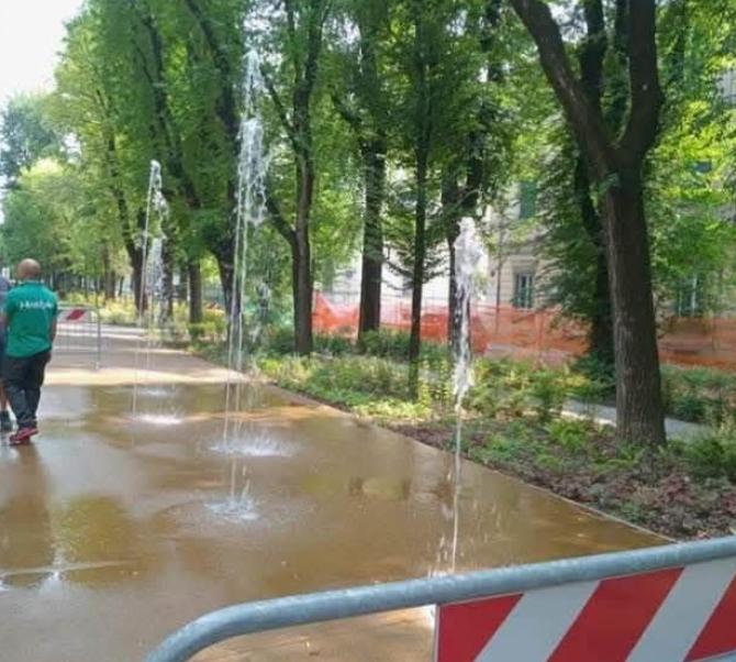 Viale Garibaldi: primi zampilli "storici" della fontana a raso