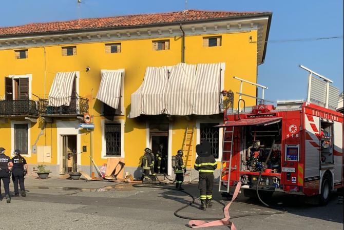 Santhià: incendio in via Tricerri