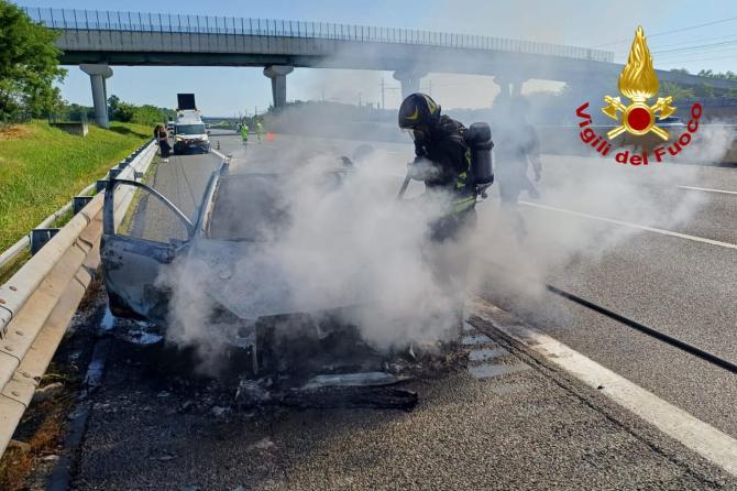 Santhià: auto in fiamme sulla A4