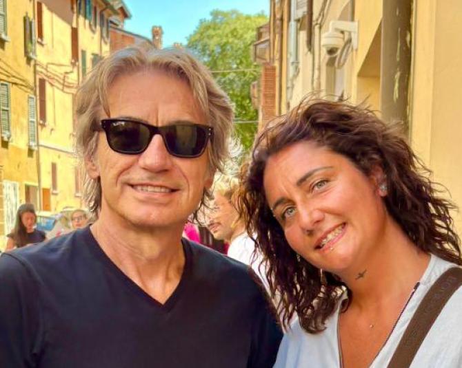 L’anello perso da Ligabue, “restituito” al rocker da una famiglia di Santhià tra peripezie  e concerti