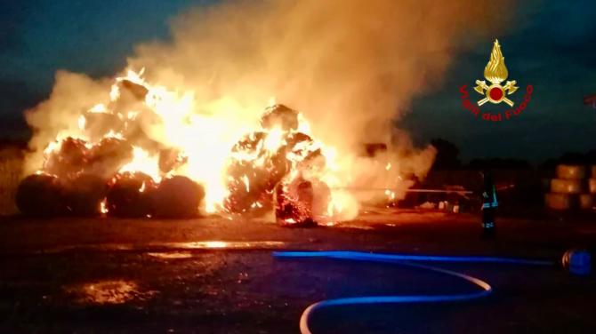 Intervento dei Vigili del fuoco per l'incendio di un deposito di rotoballe