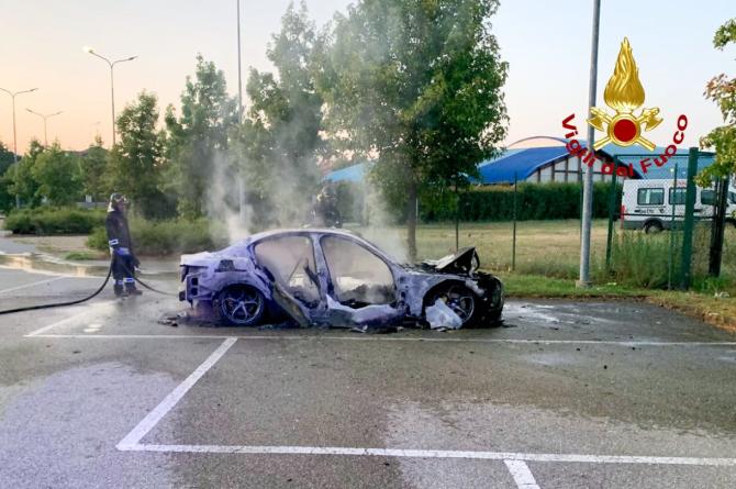 Auto in fiamme a Crescentino 
