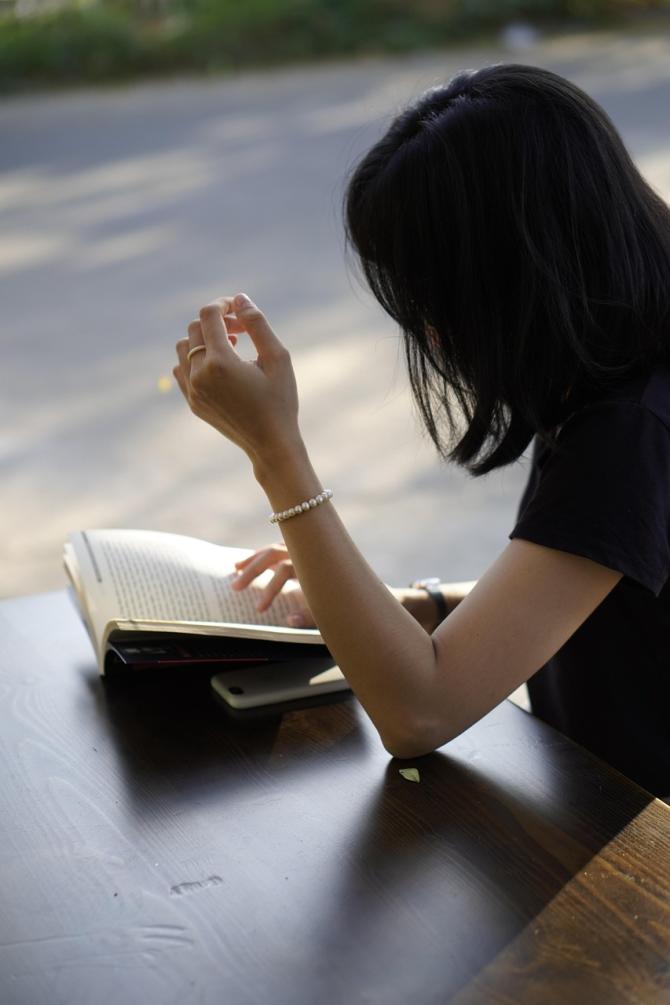 Studente leggere libro