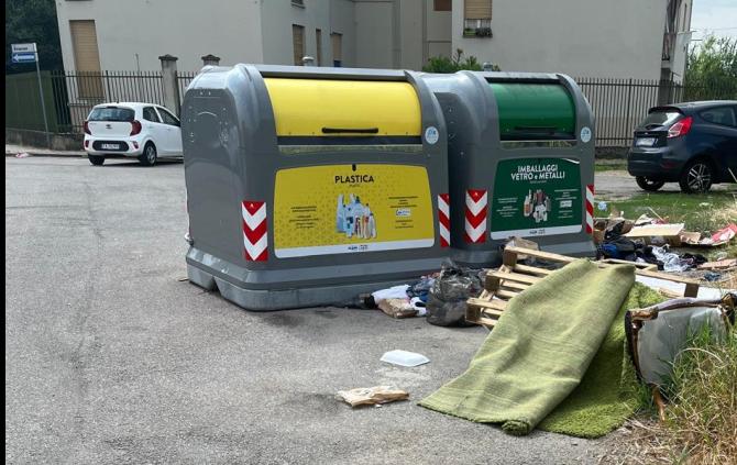 A Vercelli, in via Siracusa, i soliti rifiuti abbandonati